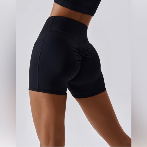 ✨NEW✨ Booty Sculpting Biker Shorts with Pockets - Picture 3 of 6